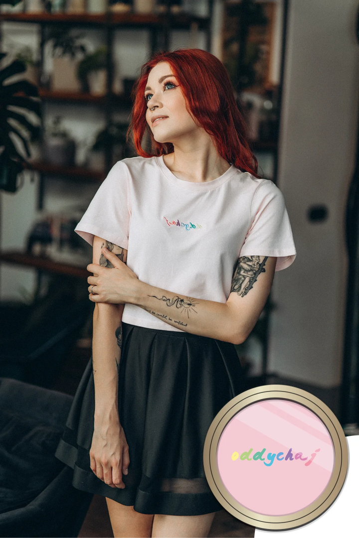 “Oddychaj” – kobiecy CROP TOP z haftem w tęczę 🌈 w kolorze pudrowych cukierków 🍬💗