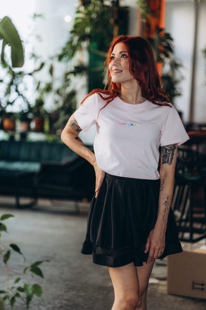 “Oddychaj” – kobiecy CROP TOP z haftem w tęczę 🌈 w kolorze pudrowych cukierków 🍬💗