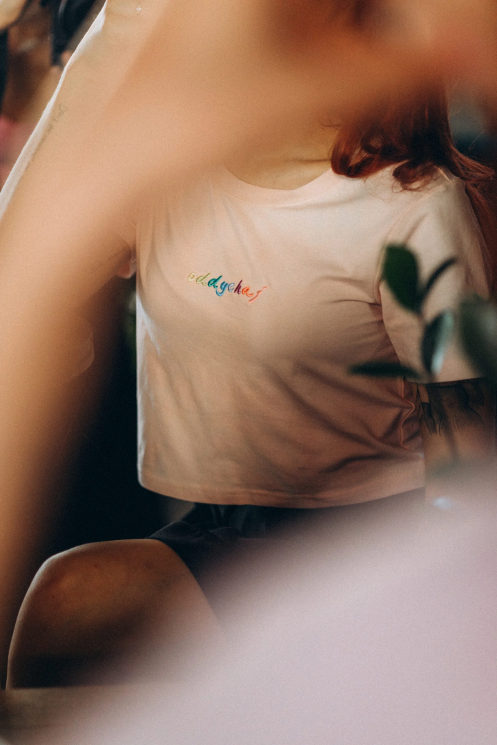 “Oddychaj” – kobiecy CROP TOP z haftem w tęczę 🌈 w kolorze pudrowych cukierków 🍬💗