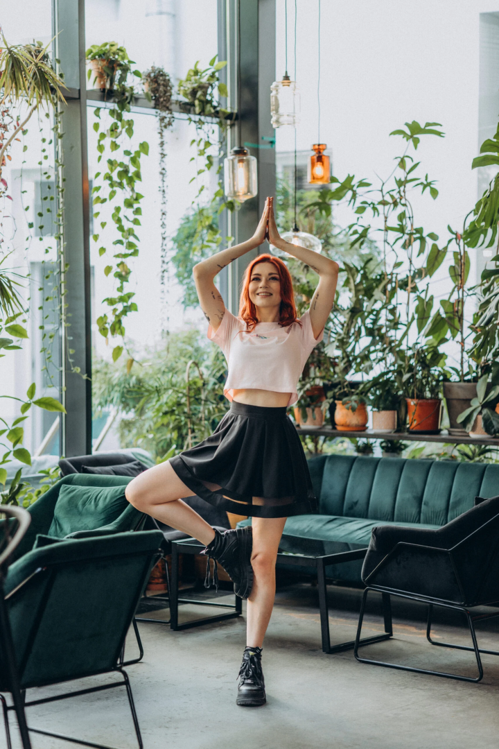 “Oddychaj” – kobiecy CROP TOP z haftem w tęczę 🌈 w kolorze pudrowych cukierków 🍬💗