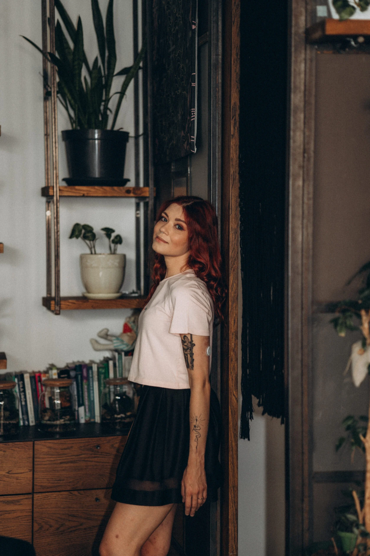 “Oddychaj” – kobiecy CROP TOP z haftem w tęczę 🌈 w kolorze pudrowych cukierków 🍬💗