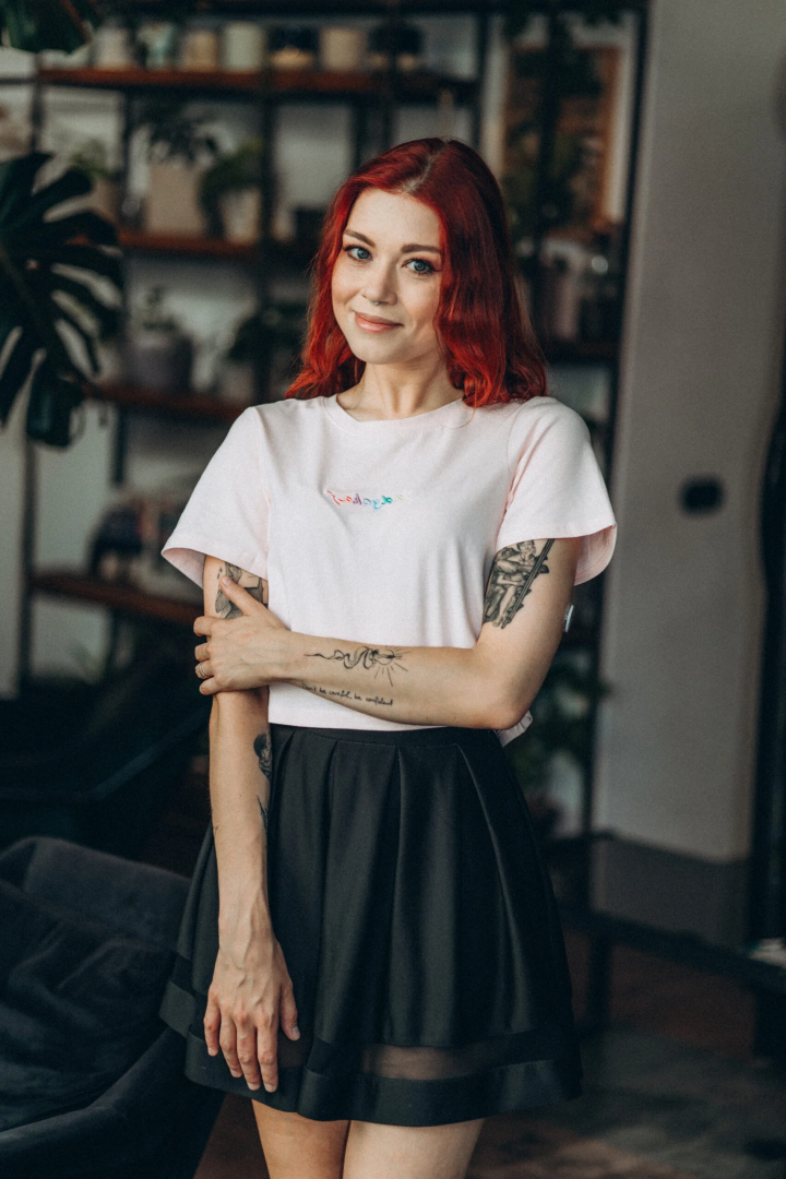 “Oddychaj” – kobiecy CROP TOP z haftem w tęczę 🌈 w kolorze pudrowych cukierków 🍬💗