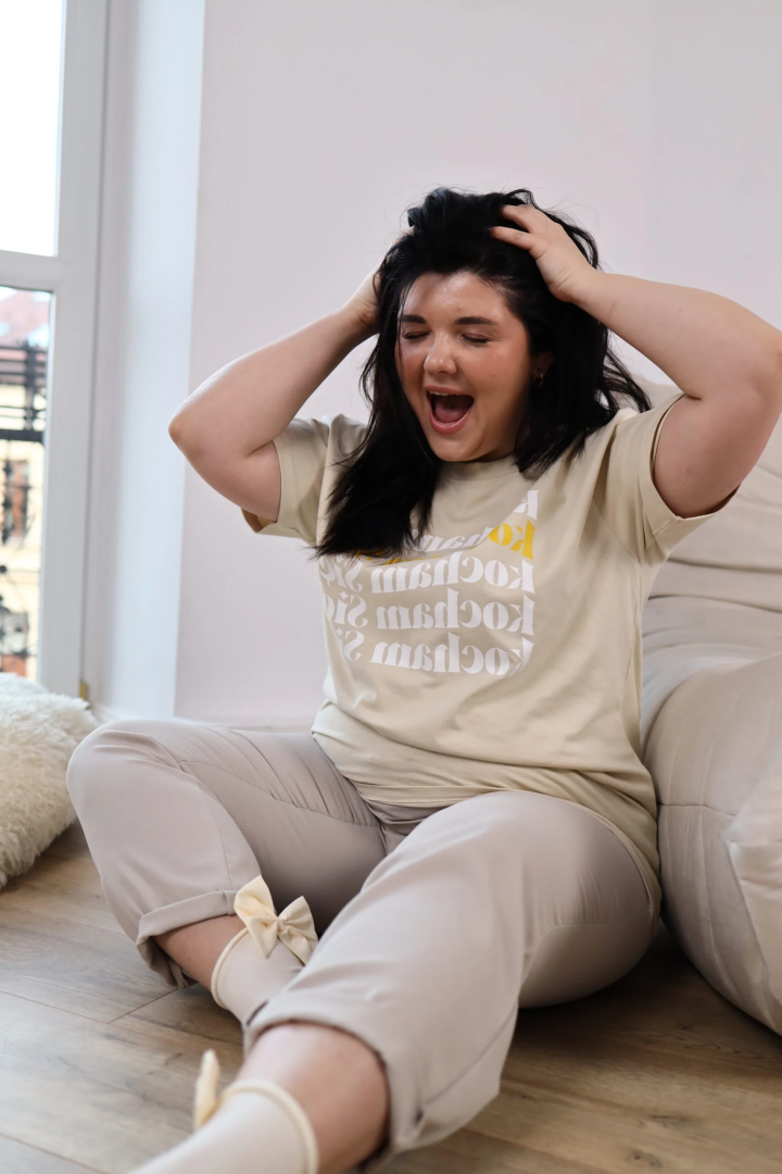 „Kocham Się” – AfirmaTEE w kolorze Chałwy 💛