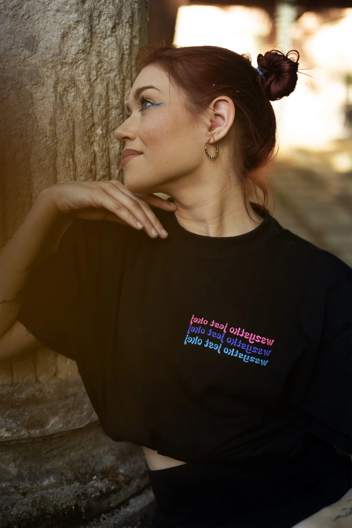 “Wszystko jest okej” – czarne AfirmaTEE z kolorowym haftem 🩷💜💙