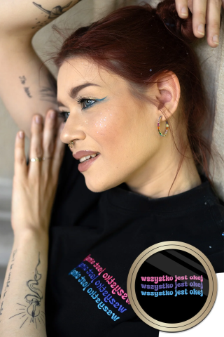 “Wszystko jest okej” – czarne AfirmaTEE z kolorowym haftem 🩷💜💙