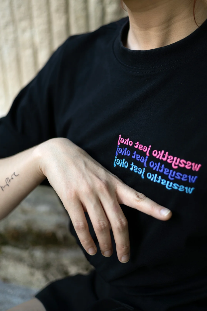 “Wszystko jest okej” – czarne AfirmaTEE z kolorowym haftem 🩷💜💙