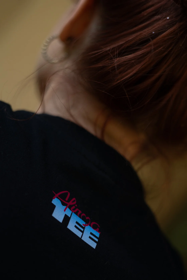 “Wszystko jest okej” – czarne AfirmaTEE z kolorowym haftem 🩷💜💙