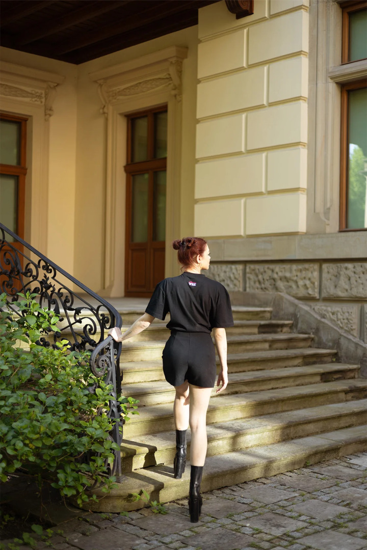 “Wszystko jest okej” – czarne AfirmaTEE z kolorowym haftem 🩷💜💙