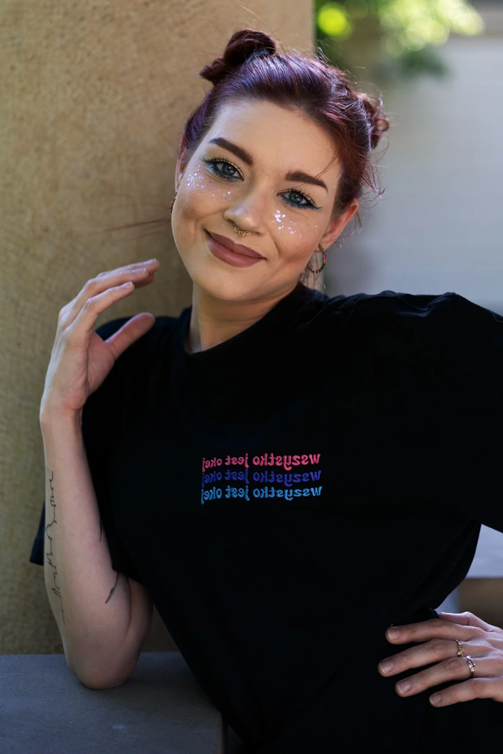 “Wszystko jest okej” – czarne AfirmaTEE z kolorowym haftem 🩷💜💙