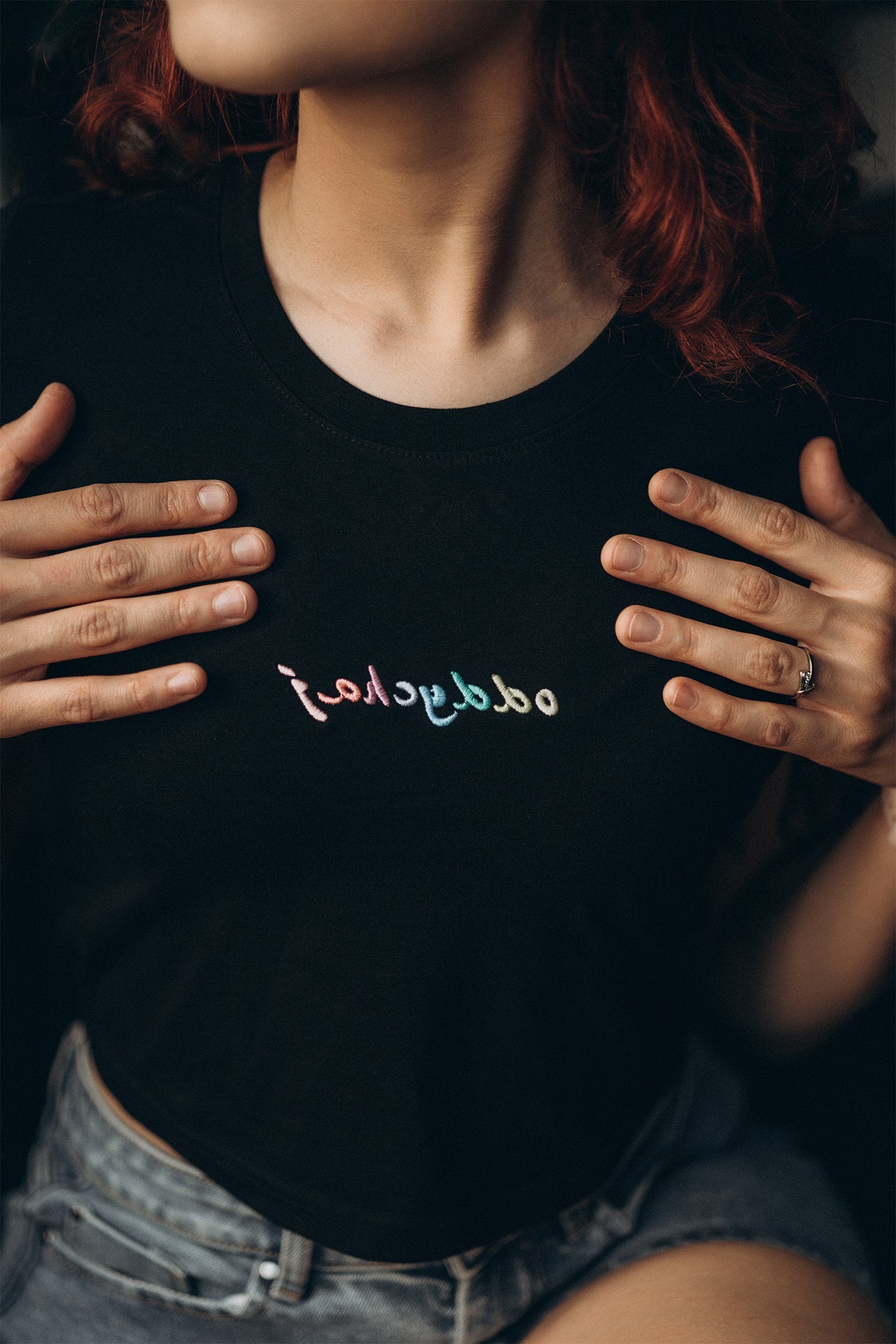 “Oddychaj” – damski CROP TOP z haftem w tęczę 🌈