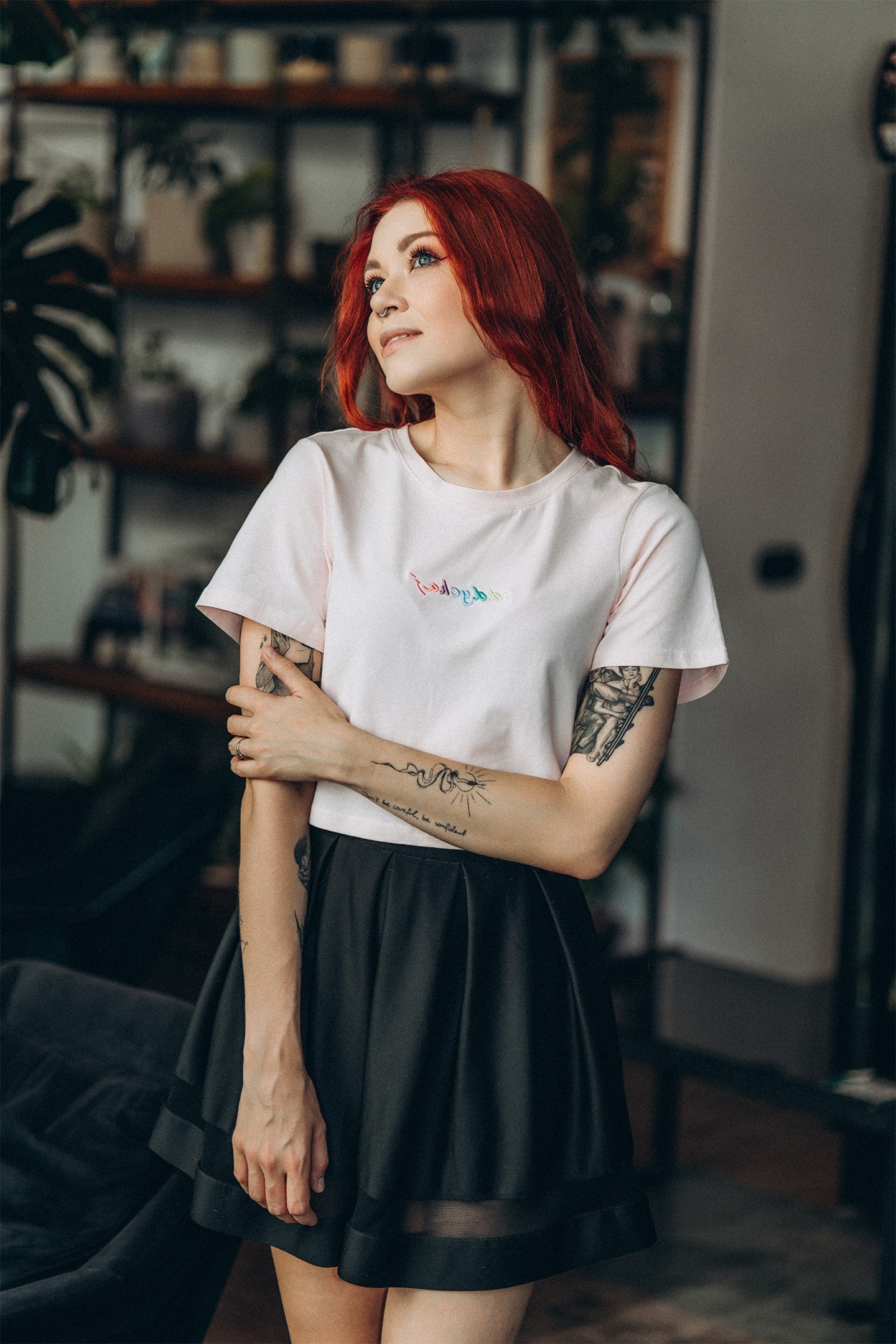 “Oddychaj” – damski CROP TOP z haftem w tęczę 🌈