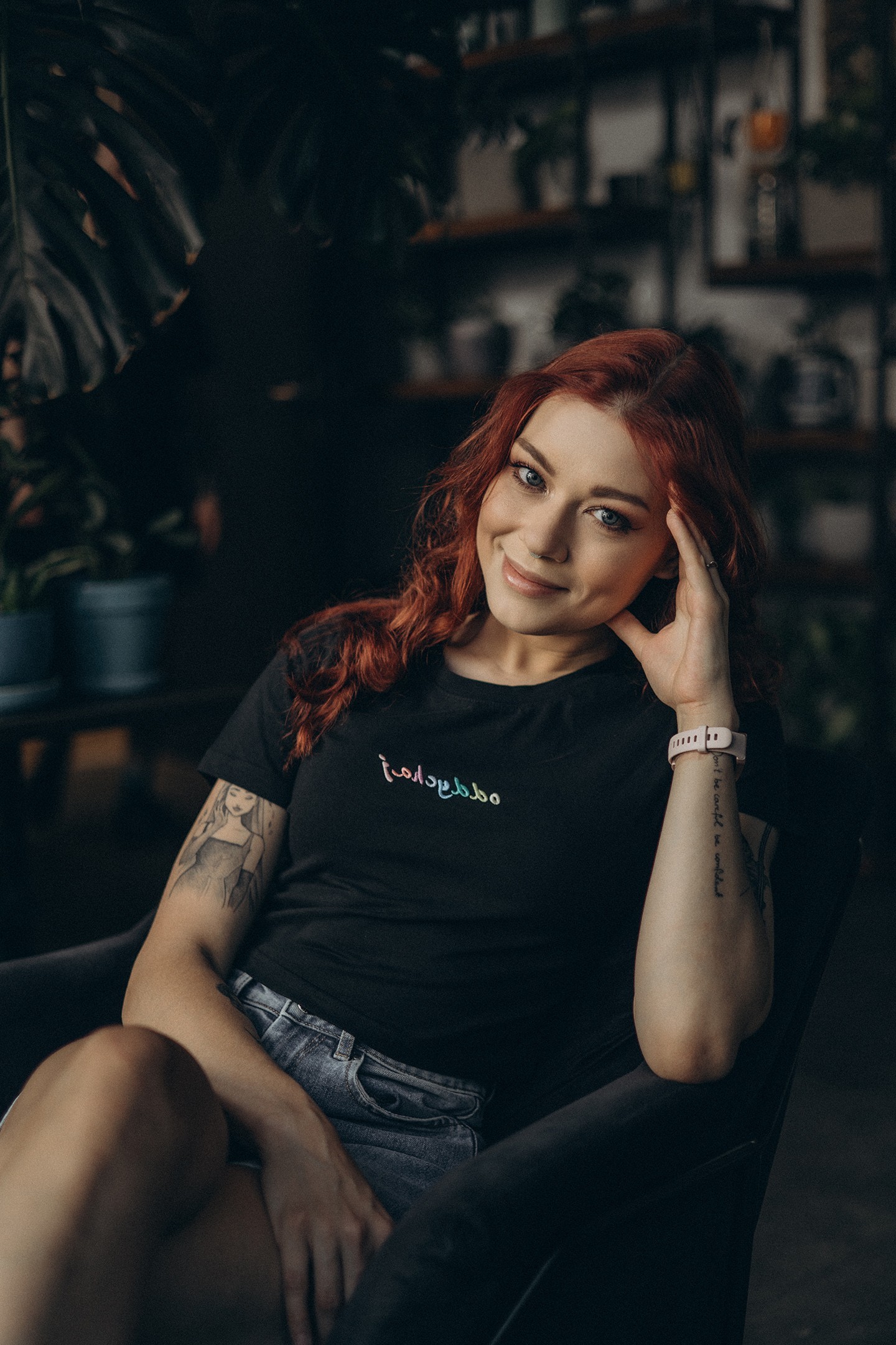 “Oddychaj” – damski CROP TOP z haftem w tęczę 🌈
