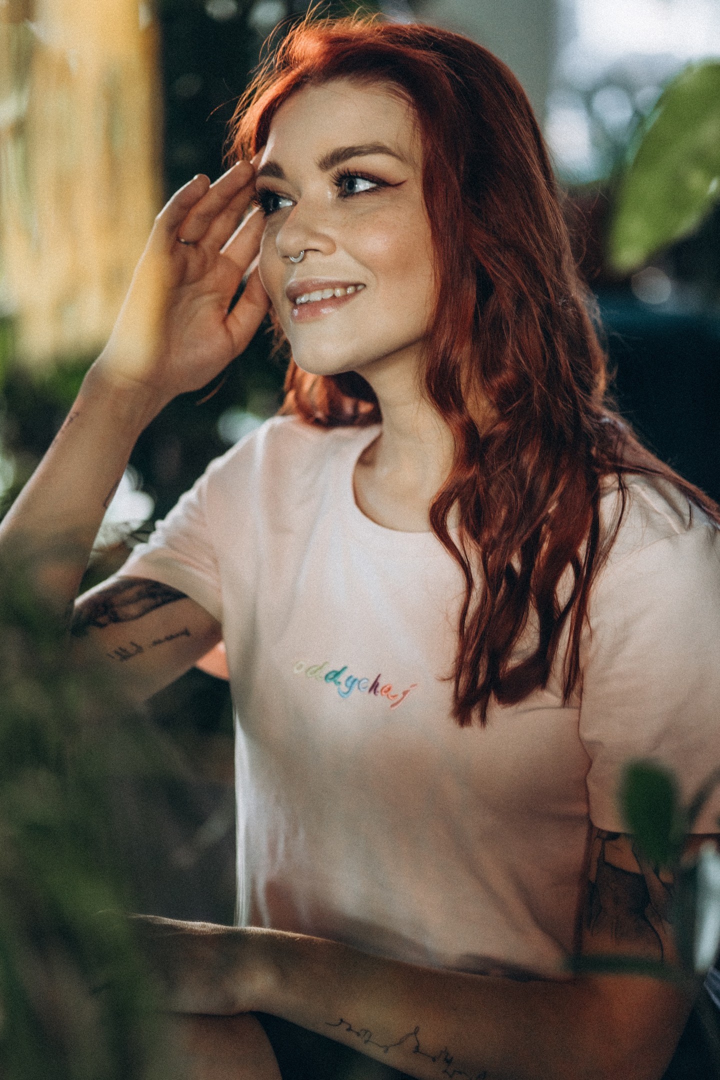 “Oddychaj” – damski CROP TOP z haftem w tęczę 🌈