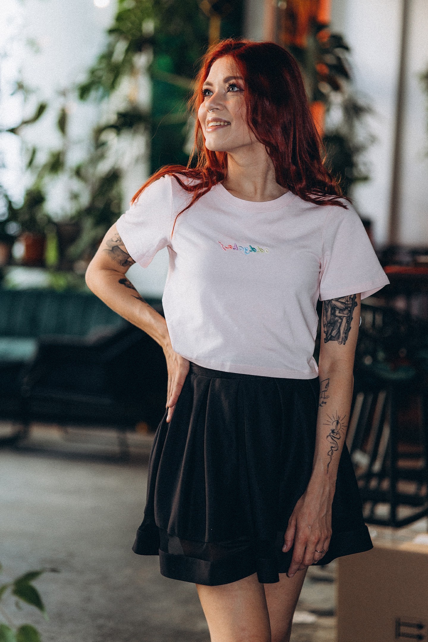 “Oddychaj” – damski CROP TOP z haftem w tęczę 🌈