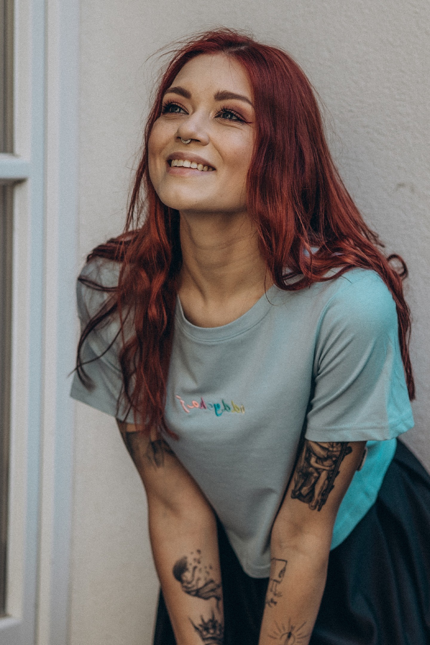 “Oddychaj” – damski CROP TOP z haftem w tęczę 🌈