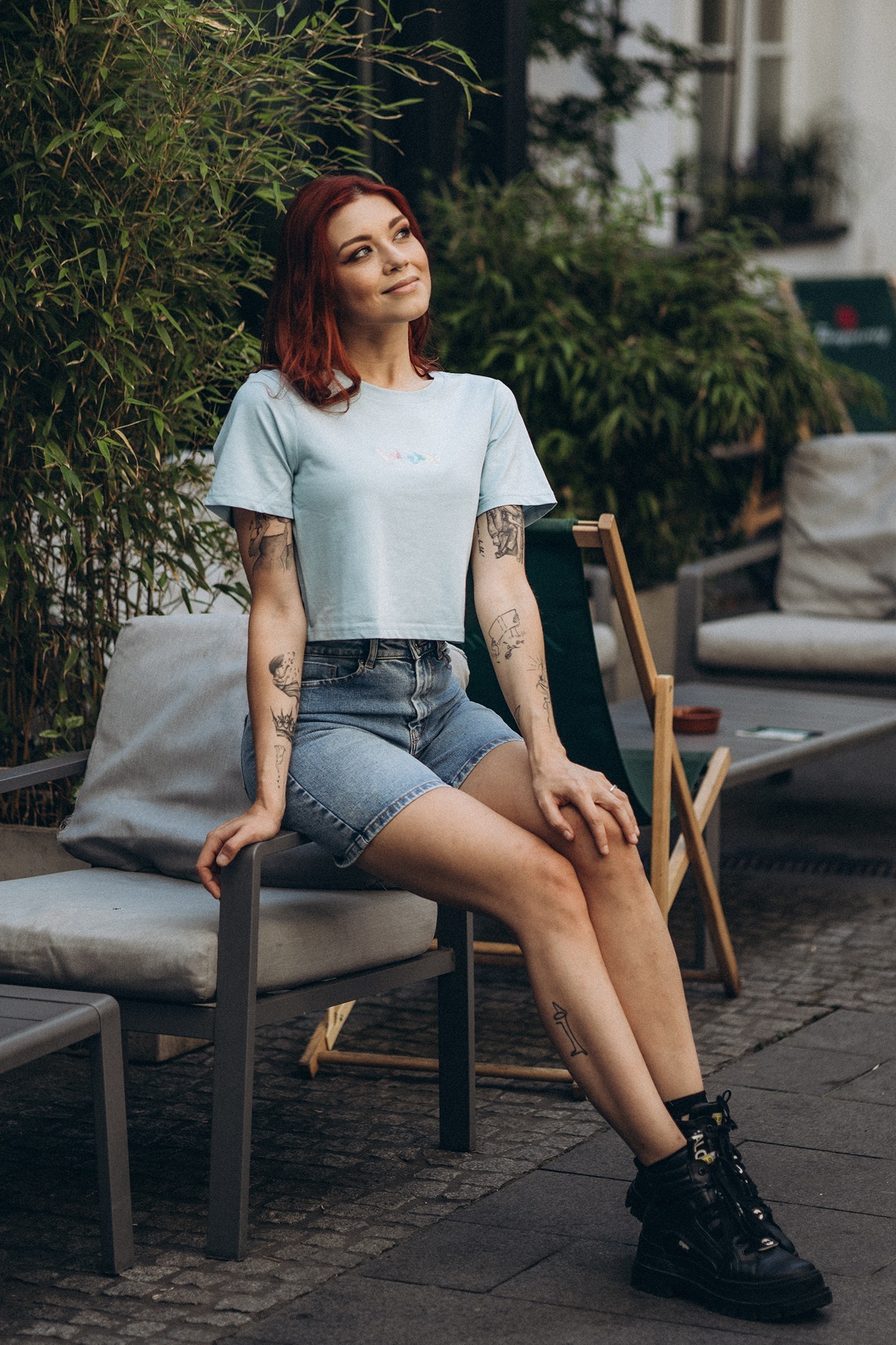 “Oddychaj” – damski CROP TOP z haftem w tęczę 🌈