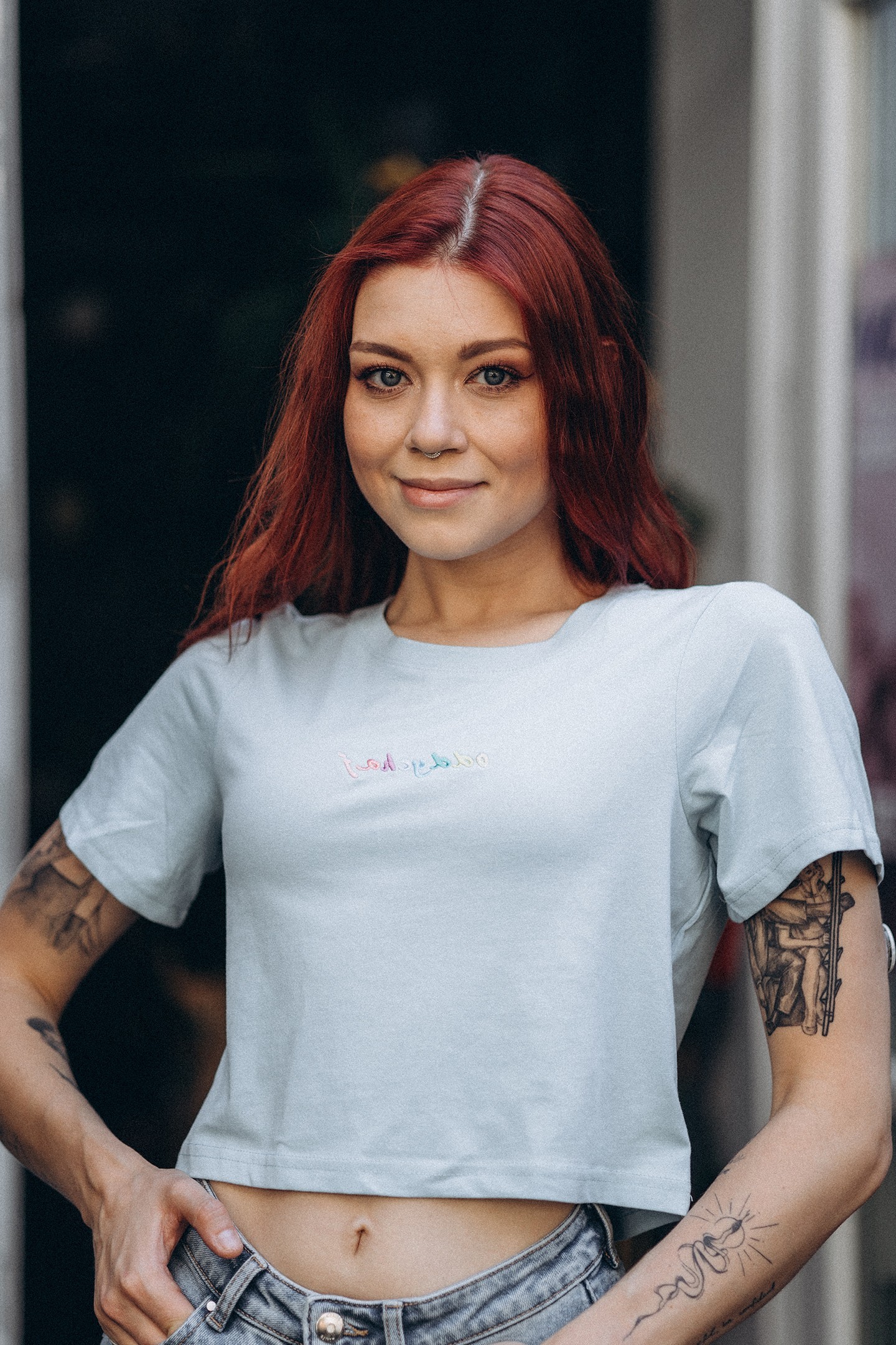“Oddychaj” – damski CROP TOP z haftem w tęczę 🌈