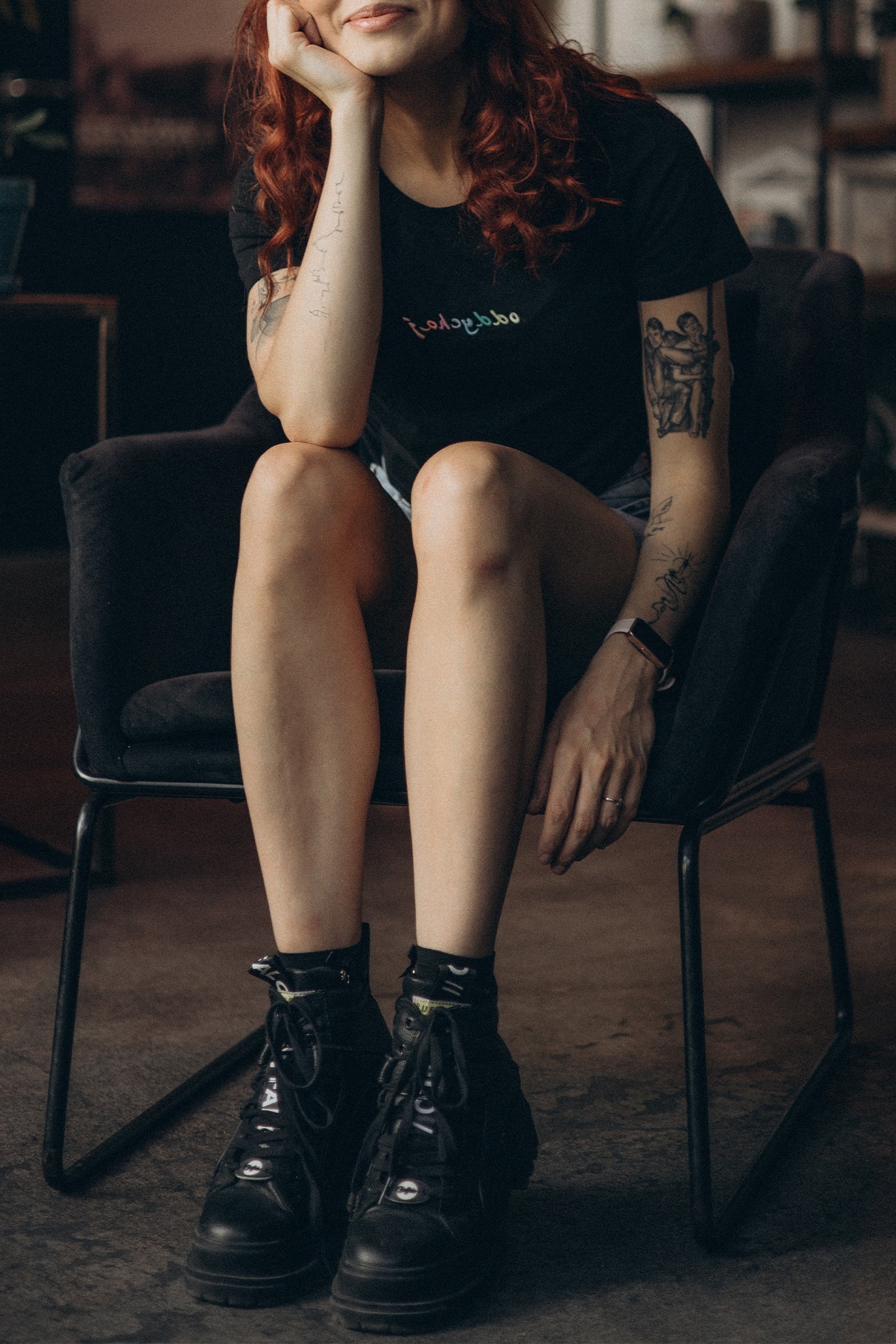 “Oddychaj” – damski CROP TOP z haftem w tęczę 🌈