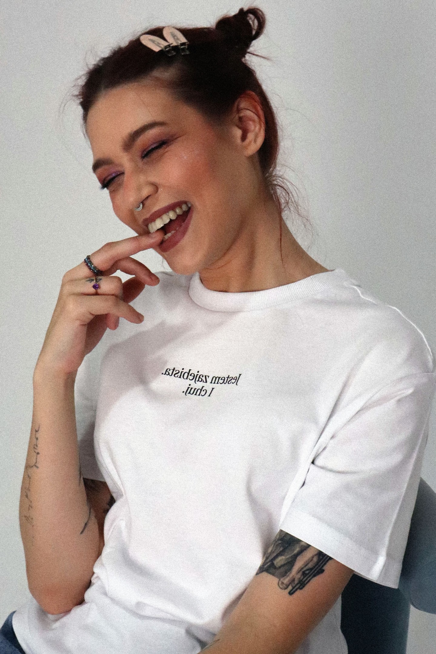 Jestem zajebista i ch*j: biały T-shirt BEZ CENZURY