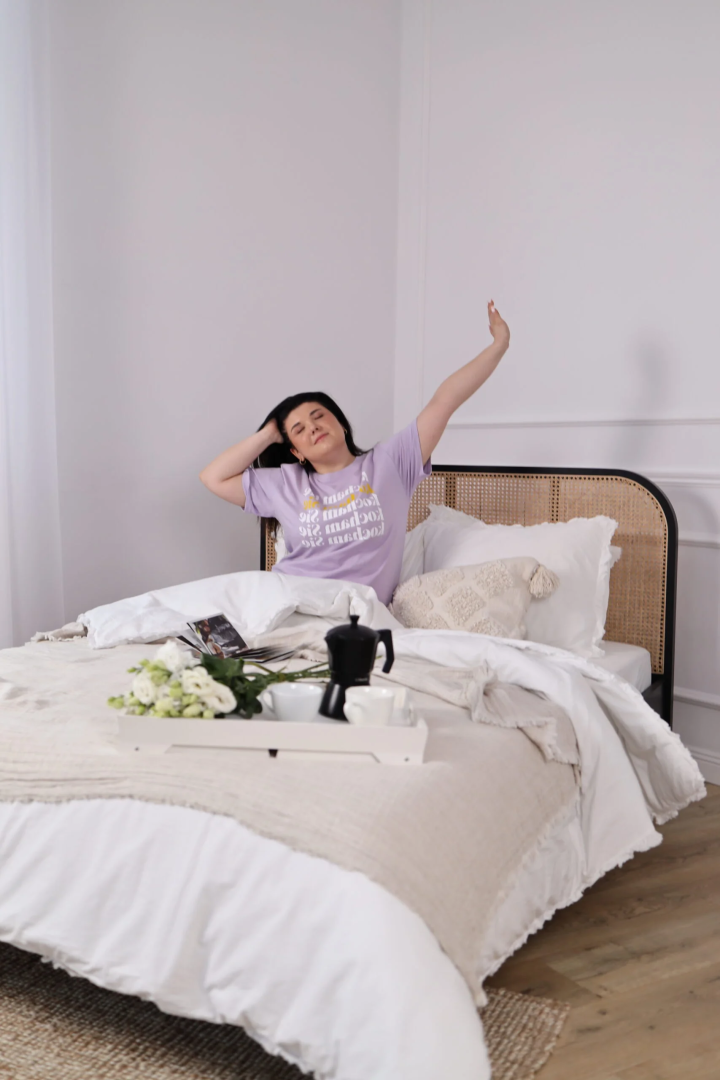 “Kocham Się” – AfirmaTEE koloru Jagodowego Shake’a 🫐