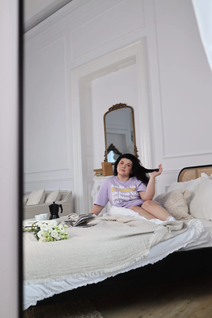 “Kocham Się” – AfirmaTEE koloru Jagodowego Shake’a 🫐