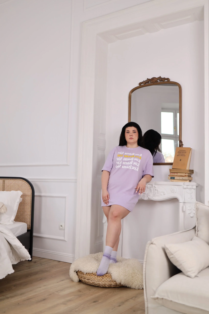 “Kocham Się” – AfirmaTEE koloru Jagodowego Shake’a 🫐