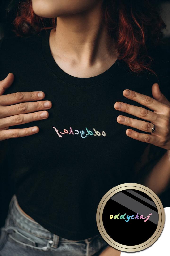 “Oddychaj” – czarny kobiecy CROP TOP z haftem w tęczę 🌈