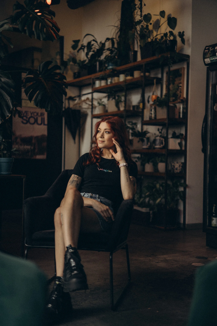 “Oddychaj” – czarny kobiecy CROP TOP z haftem w tęczę 🌈