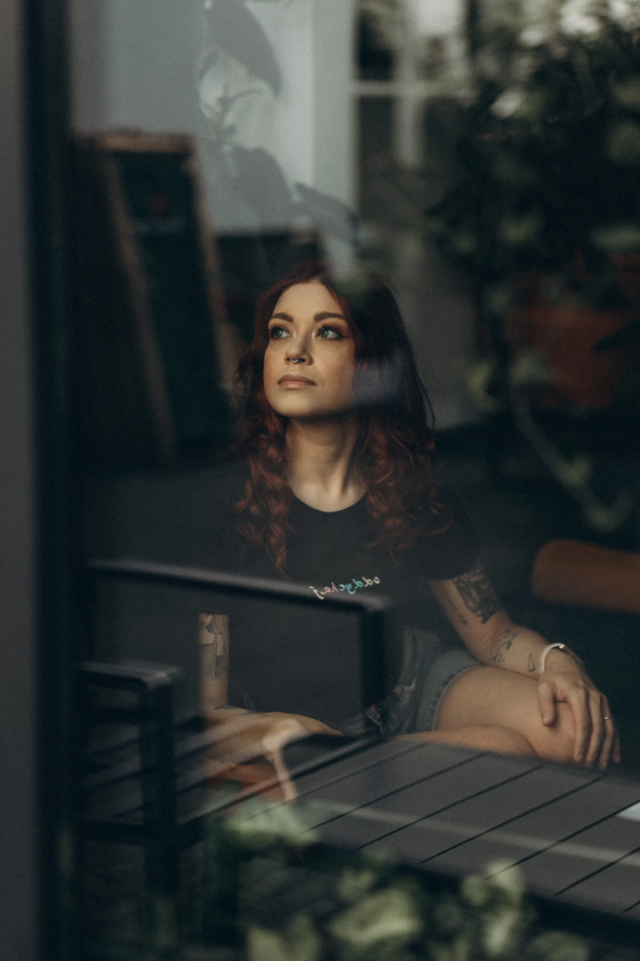 “Oddychaj” – czarny kobiecy CROP TOP z haftem w tęczę 🌈