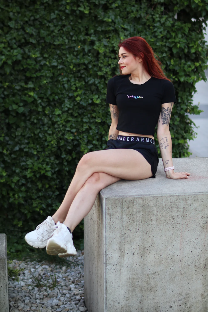 “Oddychaj” – czarny kobiecy CROP TOP z haftem w tęczę 🌈
