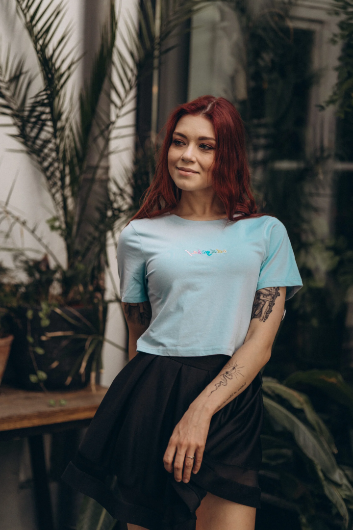 “Oddychaj” – kobiecy CROP TOP z haftem w tęczę 🌈 w kolorze Adriatyku 🌊
