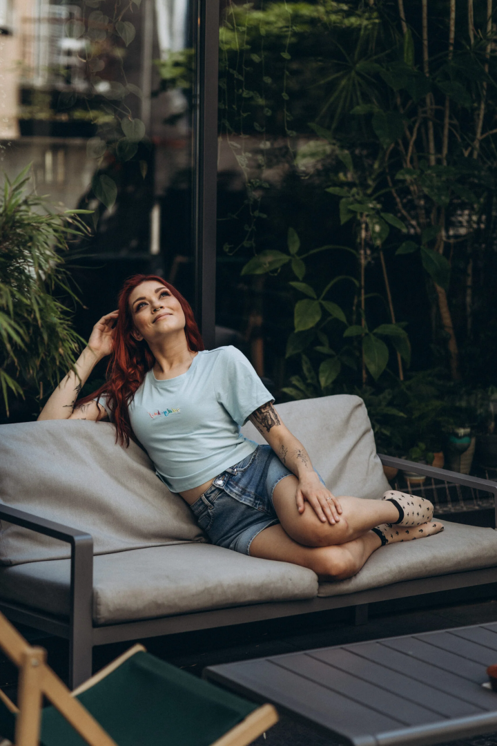 “Oddychaj” – kobiecy CROP TOP z haftem w tęczę 🌈 w kolorze Adriatyku 🌊