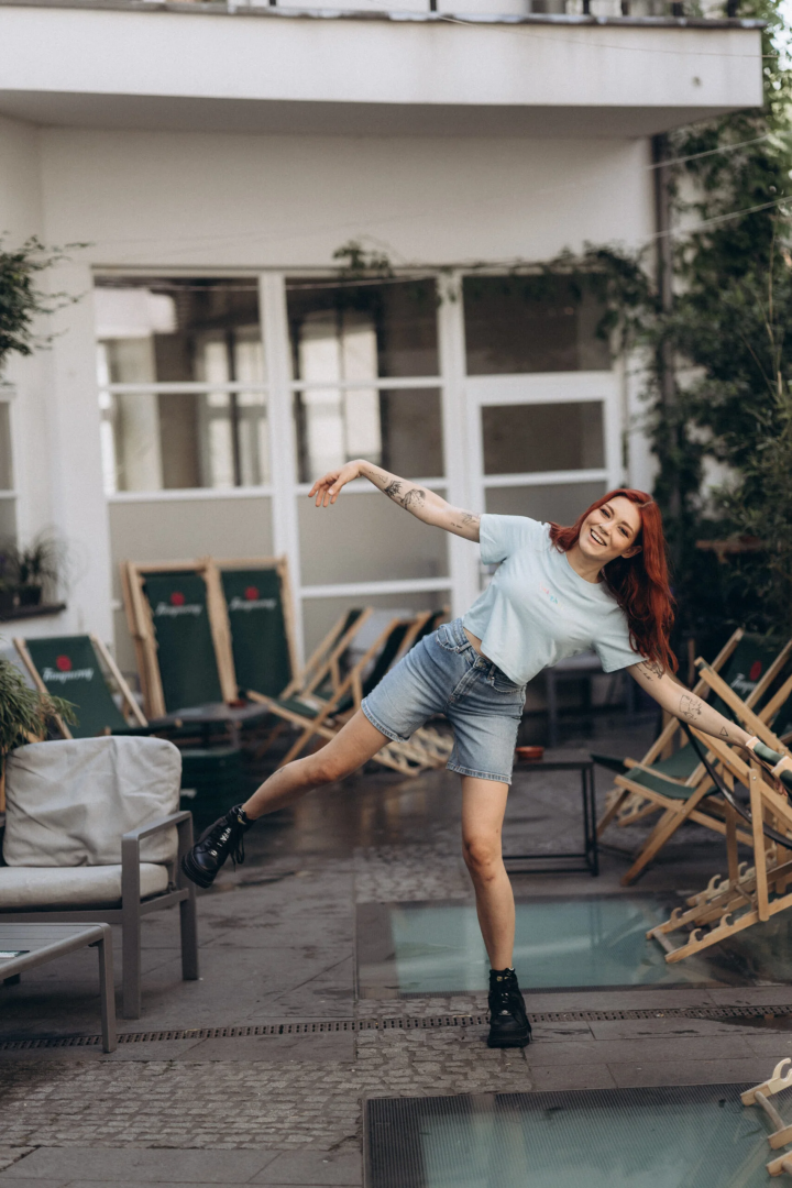 “Oddychaj” – kobiecy CROP TOP z haftem w tęczę 🌈 w kolorze Adriatyku 🌊