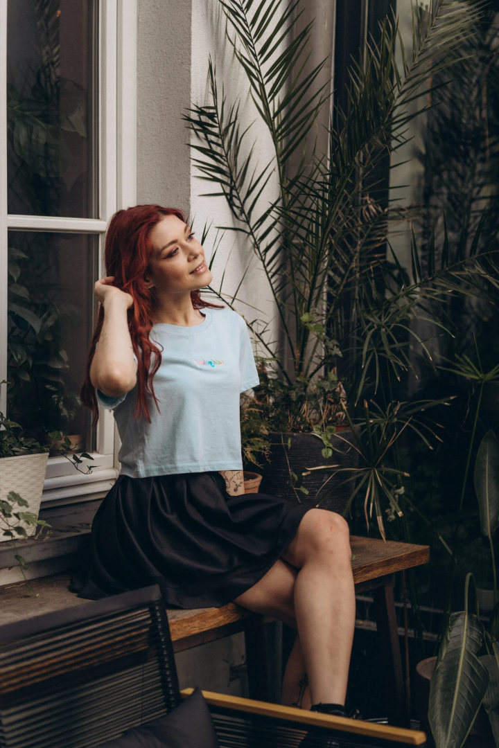 “Oddychaj” – kobiecy CROP TOP z haftem w tęczę 🌈 w kolorze Adriatyku 🌊