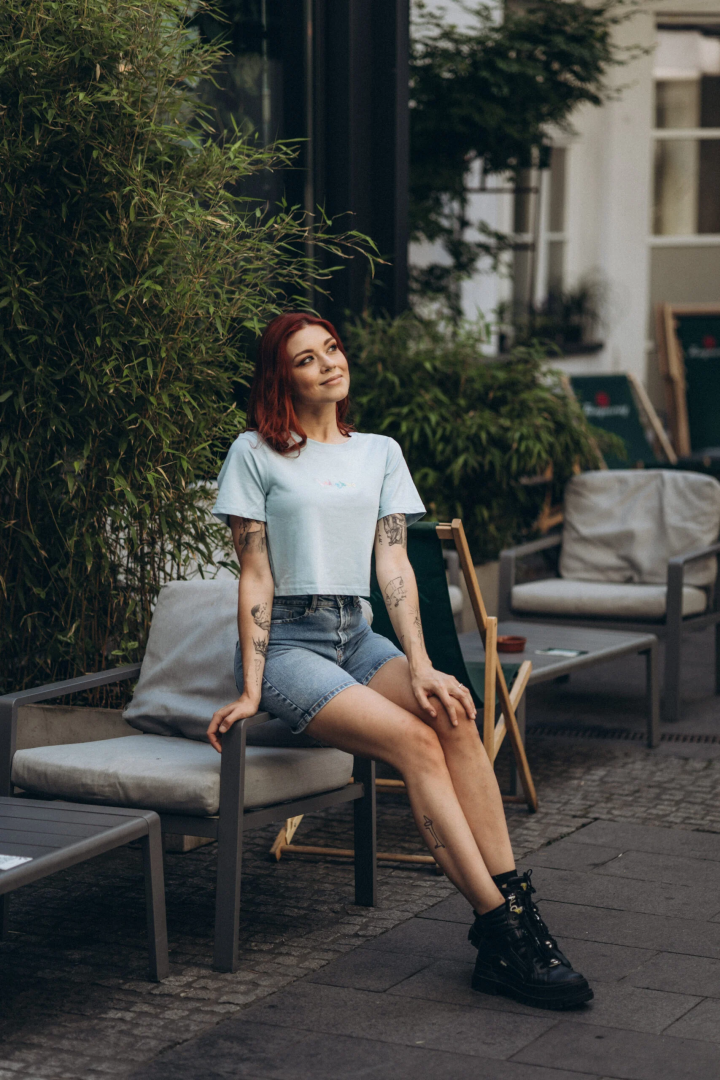 “Oddychaj” – kobiecy CROP TOP z haftem w tęczę 🌈 w kolorze Adriatyku 🌊