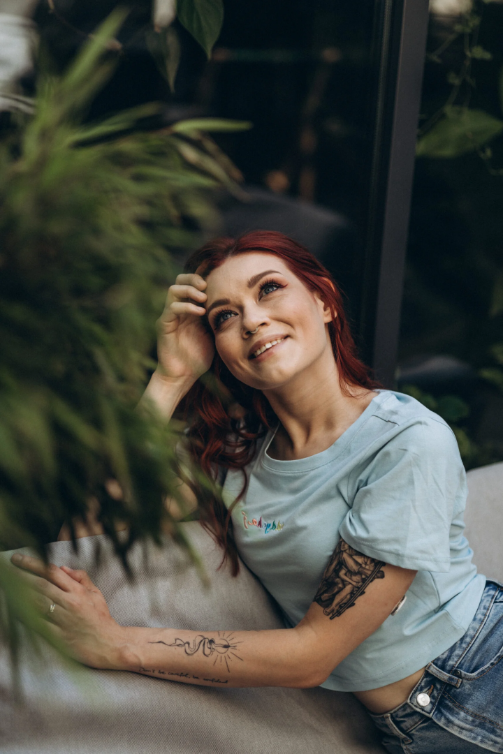 “Oddychaj” – kobiecy CROP TOP z haftem w tęczę 🌈 w kolorze Adriatyku 🌊